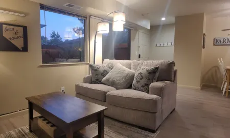 Cozy condo in Sparks, NV close to dining, shopping, and entertainment. Отели в г. Спаркс
