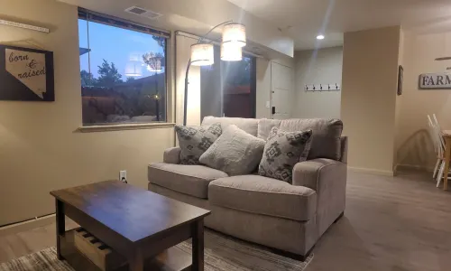 Cozy condo in Sparks, NV close to dining, shopping, and entertainment. Hotels in Sparks