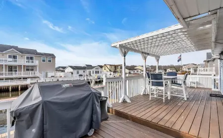 Lagoon-front home just minutes from the beach!