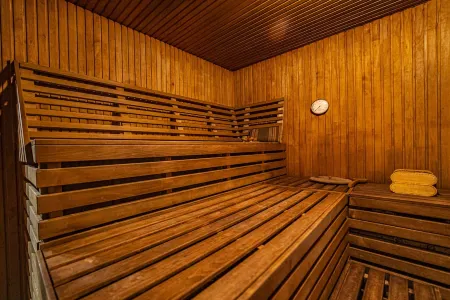 AmberVilla In a quiet place, next to the forest,near city center.Sauna with pool Отели рядом с достопримечательностью «Railway Station Shkirotava»