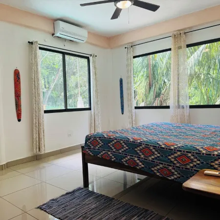 Beautiful poolside condo! Great location! AC+
