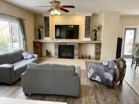 Spacious bungalow with large backyard and garage close to West Ed Mall 에드먼턴 호텔