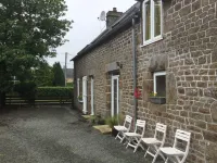 4 bed/bath farmhouse,grand garden, pool, BBQ, Normandy,Brittany, Pays de Loire Hotel a Mayenne