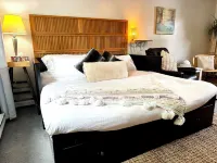 King bed, Kitchenette, parking, central - upper level suite