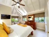 Orchid Botans w/private chef and beach 2 mins from shopping and food