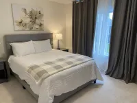 Beautiful newly built house, 10 mins drive away  from Niagara Falls &outlet mall Hotels in Thorold