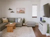 Spacious family-sized home with game room on a beautiful golf course! 길버트 호텔