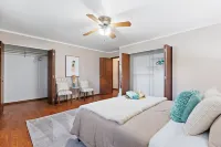 Balcony/Patio/ Separate Fenced Yard + Beach, Park & Downtown+close to Chicago Hotels in Chesterton