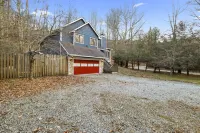 COZY MOUNTAIN ESCAPE5mi frm slopes 50ft to trails. HOT TUB!