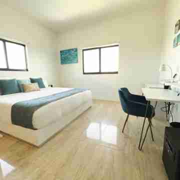 Luxury Modern 2 Bedroom Penthouse Condo in Grace Bay close to beach w/pool Rooms