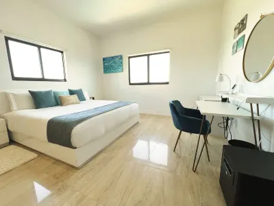 Luxury Modern 2 Bedroom Penthouse Condo in Grace Bay close to beach w/pool