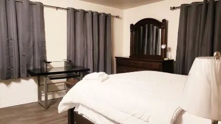 Cozy Upper 2 bedroom apartment >Free Wi-Fi and parking - 2nd floor-private space