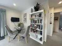 Spacious sunny cottage (airport close, family, pet friendly, disability access)