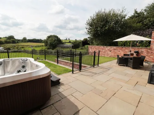Manor Barn - Bathtub