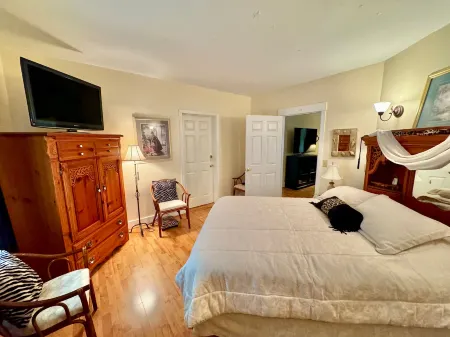 Riverbend Motel & Cabins