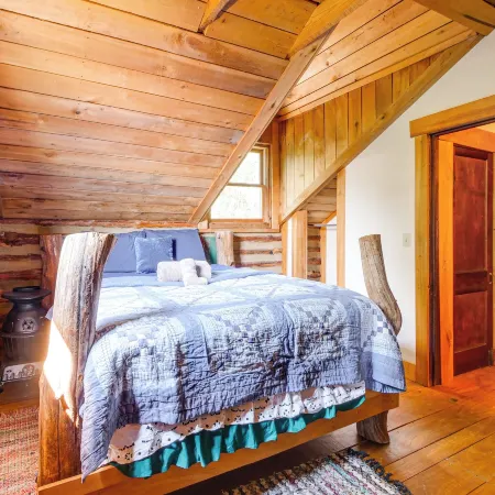 1800s Romantic Cabin! Fireplace and 3 Jacuzzi Tubs