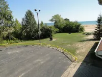 Oscoda Lakeside Hotel - parking