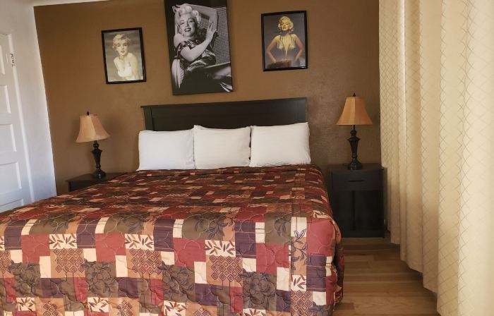 Deluxe Inn