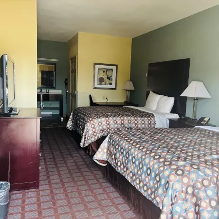 Pearsall Inn and Suites