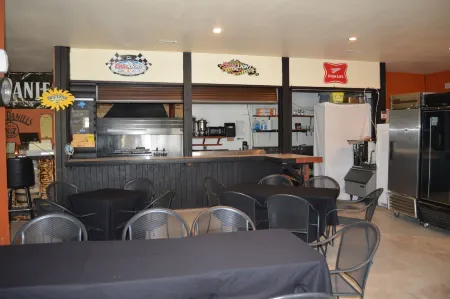 No Name City Luxury Cabins & RV