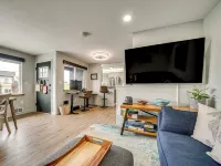 2 Blocks to Beach Park Cozy Seattle Townhome Hotels near West Seattle