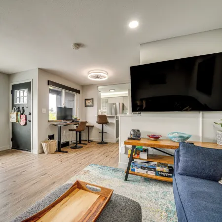 2 Blocks to Beach Park Cozy Seattle Townhome
