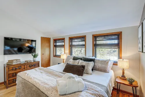 Charming Cottage: Steps to Lake Wandawega! - 2-Star