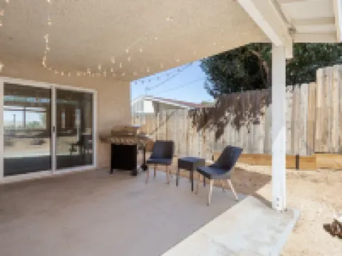 Colorful Cactus - Hot Tub, BBQ and Fire Pit! 4 Bedroom Home by RedAwning 約書亞樹村酒店