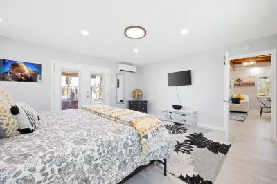 Mystic Views - Pool, Hot Tub, Game Room, Fire Pit & Desert Views 4 Bedroom Home by RedAwning Hôtels à : Twentynine Palms