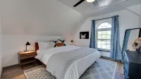 Private Guesthouse with Deluxe Home Theater 1 Bedroom Home by RedAwning Các khách sạn ở Waxahachie