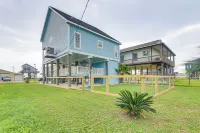 Steps from Gulf Freeport Home with Water Views - WiFi