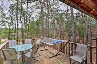 Broken Bow Log Cabin w/ Fire Pit, Pond, & Deck! - Haustierfreundliche