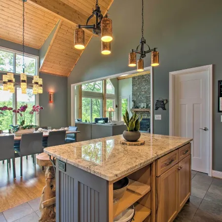 Grand Chalet w/ Hot Tub - Near Wintergreen Resort