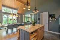 Grand Chalet w/ Hot Tub - Near Wintergreen Resort - 3-Star