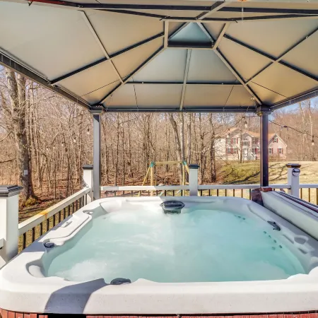 Hot Tub! Family Tobyhanna Getaway 12 Mi to Slopes