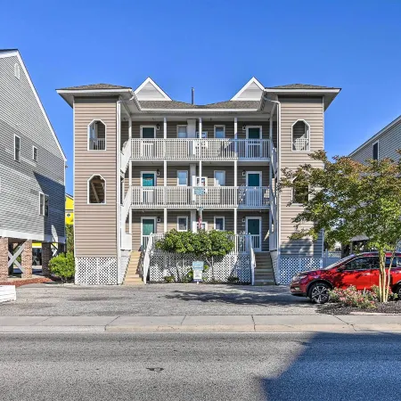 Eclectic Condo w/ Balcony: 1 Block to Beach!