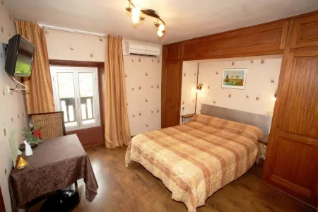 Logis Hotel - Auberge de l'Hélix Отели в г. Парон