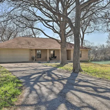 3 Mi to Dtwn! Riverfront Seguin Home w/ Sunroom
