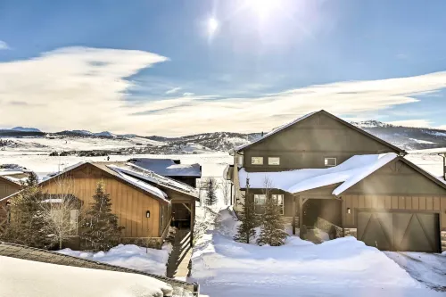Stunning Granby Home w/ Hot Tub: Hike & Ski! - Pysäköinti