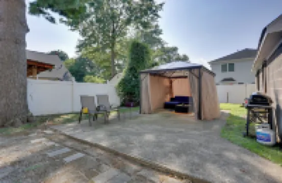 11 Mi to Manhattan: Pet-Friendly Duplex w/ Yard!