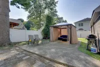 11 Mi to Manhattan: Pet-Friendly Duplex w/ Yard! Hotels in Teaneck