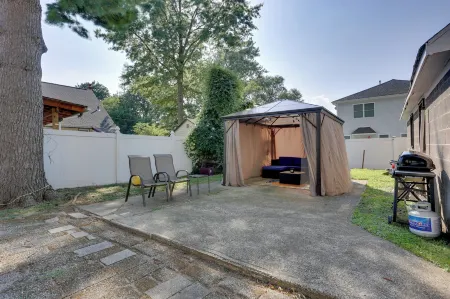 11 Mi to Manhattan: Pet-Friendly Duplex w/ Yard! Отели в г. Тинек