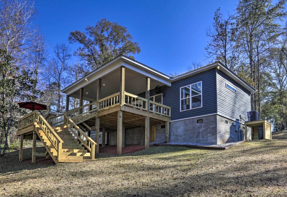 White Oak Creek Home w/ Views, Deck & Pool Access! - Housity
