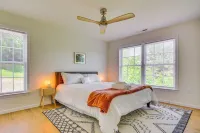 Timeless Hillsville Farmhouse Blue Ridge Parkway! - parking