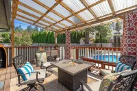 Poolside Getaway with Spacious Outdoor Living & 6 Cozy Beds!!