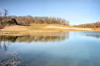 The Burgundy Cabin Iowa Retreat Pond and Fire Pit - Holiday Apartments