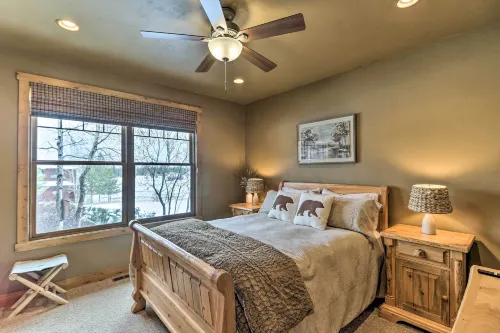 Beautiful Eureka Cabin Rental on Golf Resort! - parking