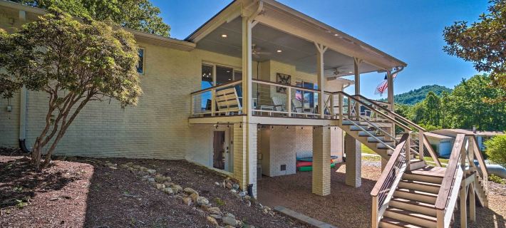 Hayesville Lake Getaway w/ Balcony & Mtn Views! Hotels in Clay County