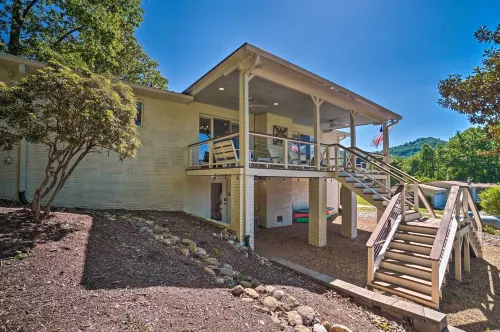 Hayesville Lake Getaway w/ Balcony & Mtn Views! - 3-Star