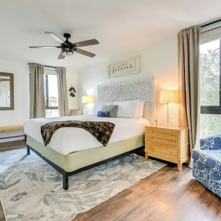 Airy Destin Condo w/ Pool - Walk to Private Beach!